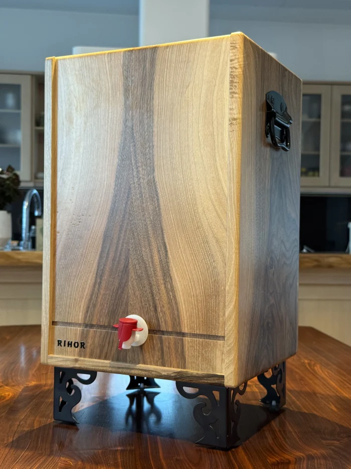 Vinbox 20L walnut wooden box for bag-in-box drinks